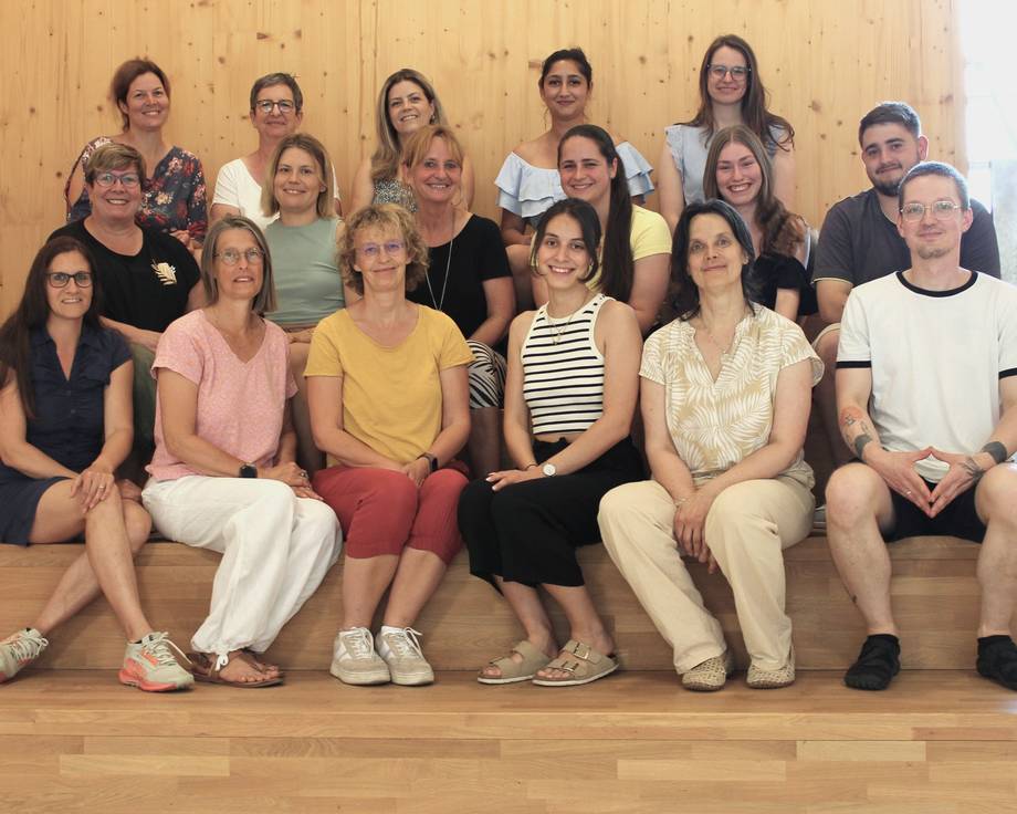 Gruppenfoto des Kita-Teams der SRH Kita am Wald im Foyer.