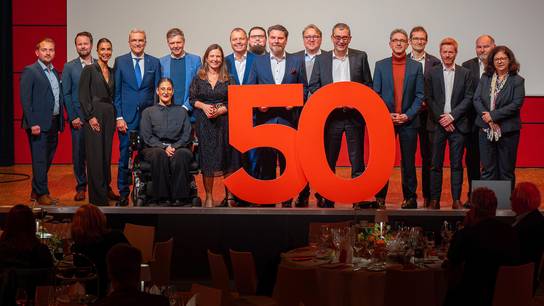 Abschluss des Festaktes zum 50. Jubiläum des SRH Bildungscampus Neckargemünd am 28.11.2024. Gruppenbild auf der Bühne.