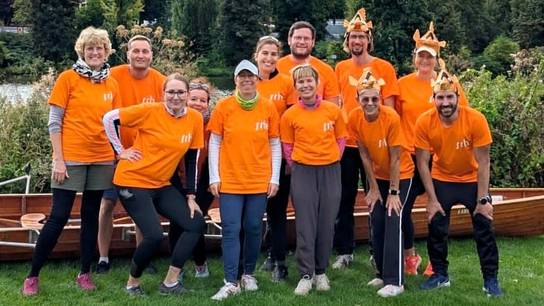 Teamfoto der SRH-Schulen-Kolleg:innen, die bei der Benefizregatta Rudern gegen Krebs für den guten Zweck antraten bzw. ruderten. Alle tragen T-Shirts in Orange.