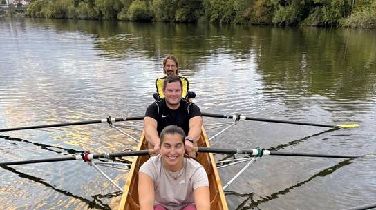 Drei Lehrkräfte der SRH Stephen-Hawking-Schule Bad Wimpfen sitzen beim Training im Ruderboot für die Benefizveranstaltung: Rudern gegen Krebs.